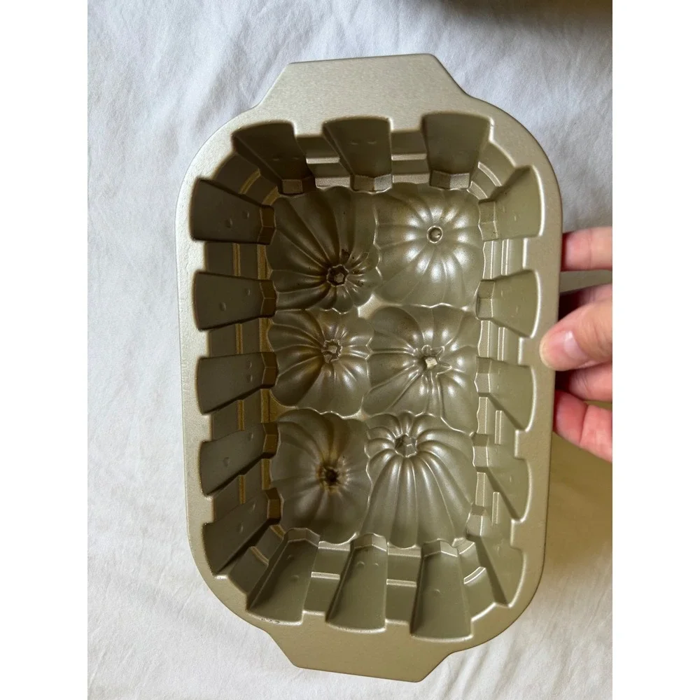 Nordic Ware Pumpkin Harvest Loaf Pan 6 Cup Cast Aluminum Gold Autumn Bakeware
